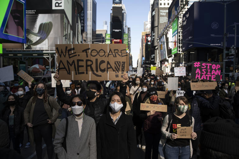 “调查显示，美籍华人在中美紧张局势下，面临日益严重的种族歧视问题，许多人在工作、社交和教育等方面遭遇不公平待遇。”